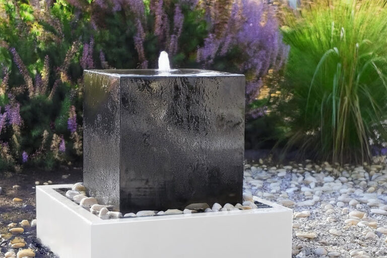 Gartenbrunnen ( farbig ) aus Aluminium "Le Cube" in Aluminiumbecken