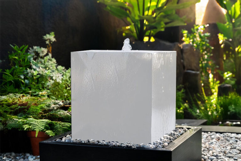 Gartenbrunnen ( farbig ) aus Aluminium "Le Cube" in Aluminiumbecken