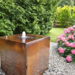 Gartenbrunnen / Wasserspiel "Le Cube" aus Cortenstahl