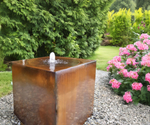 Gartenbrunnen / Wasserspiel "Le Cube" aus Cortenstahl