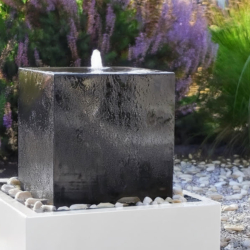 Gartenbrunnen ( farbig ) aus Aluminium "Le Cube" in Aluminiumbecken